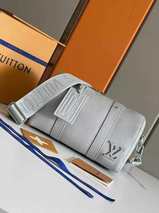 Picture of Louis Vuitton Mens Bags _SKUfw119444263fw